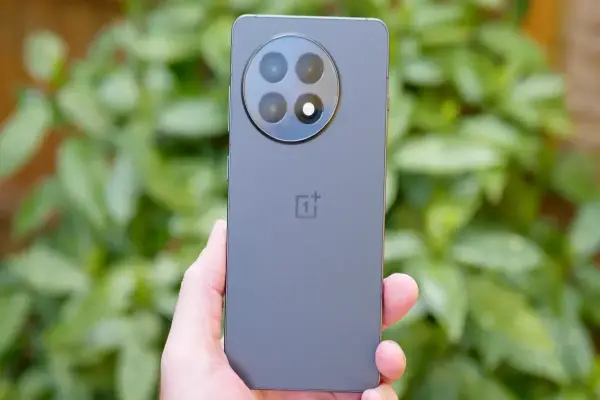 OnePlus 13 & OnePlus 13R — Lựa chọn nổi bật trong danh sách Android tốt nhất 2025